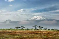 TERTINGGI: Pada ketinggian 5,895 meter di atas paras laut, Gunung Kilimanjaro merupakan puncak tertinggi di benua Afrika. 