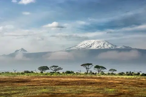 TERTINGGI: Pada ketinggian 5,895 meter di atas paras laut, Gunung Kilimanjaro merupakan puncak tertinggi di benua Afrika. 