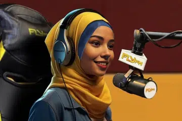 PENGACARA KECERDASAN BUATAN: DJ Aina Sabrina dicipta oleh jurutera penerbitan Fly FM dan dilengkapi dengan pangkalan data muzik yang luas. 