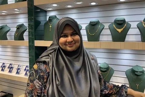 Pekerja kedai emas, Cik Sarine Shamima Bahurdeen, 48 tahun.