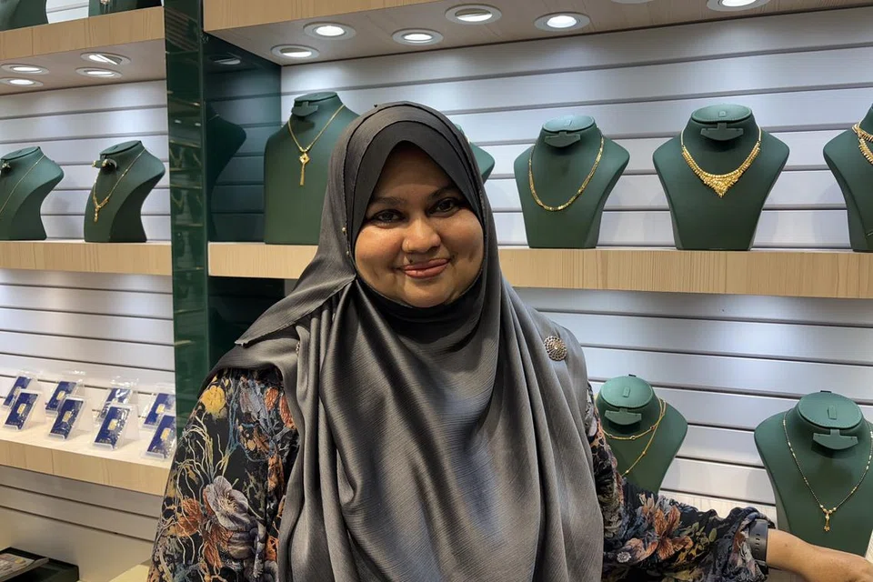 Pekerja kedai emas, Cik Sarine Shamima Bahurdeen, 48 tahun.