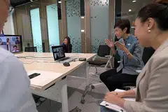 PEKERJAAN DISEDIAKAN: Menteri Tenaga Manusia, Cik Josephine Teo, yang memerhatikan sesi rangkaian alam maya antara majikan dengan pemohon pekerjaan semalam, berkata terdapat sekitar 3,000 pekerjaan yang ditawarkan dalam pameran kerjaya alam maya di bawah daya usaha Pekerjaan SGUnited. - Foto BH oleh ALPHONSUS CHERN