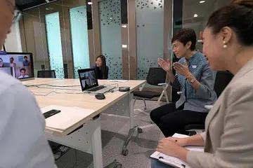 PEKERJAAN DISEDIAKAN: Menteri Tenaga Manusia, Cik Josephine Teo, yang memerhatikan sesi rangkaian alam maya antara majikan dengan pemohon pekerjaan semalam, berkata terdapat sekitar 3,000 pekerjaan yang ditawarkan dalam pameran kerjaya alam maya di bawah daya usaha Pekerjaan SGUnited. - Foto BH oleh ALPHONSUS CHERN