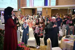 PANDUAN BERGUNA: Profesor Dr Muhaya (kiri) turut mengingatkan ibu bapa dalam ceramahnya supaya tidak memberi kasih sayang bersyarat kepada anak-anak khususnya pada usia di bawah tujuh tahun kerana ini akan meninggalkan kesan yang boleh menjejas kehidupan mereka nanti. - Foto BH oleh LIM YAOHUI 