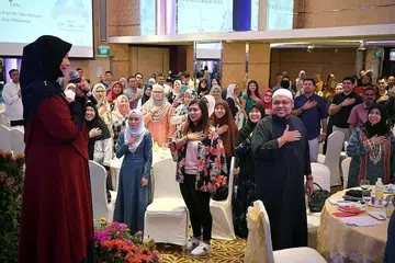 PANDUAN BERGUNA: Profesor Dr Muhaya (kiri) turut mengingatkan ibu bapa dalam ceramahnya supaya tidak memberi kasih sayang bersyarat kepada anak-anak khususnya pada usia di bawah tujuh tahun kerana ini akan meninggalkan kesan yang boleh menjejas kehidupan mereka nanti. - Foto BH oleh LIM YAOHUI 