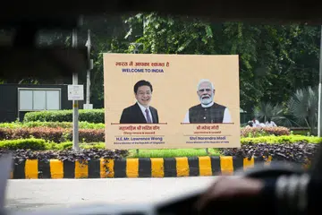 Papan tanda bagi meraikan kedatangan Perdana Menteri, Encik Lawrence Wong (kiri) yang akan melawat India untuk bertemu Perdana Menteri India, Encik Narendra Modi di New Delhi, India.