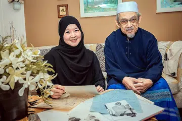 AMBIL PENGAJARAN: Wan Nadia bersama bapanya, Haji Mohamed Yusuf Haji Zuhri, anak ketiga Kiai Zohri, sentiasa mengambil pengajaran berguna daripada arwah datuknya, Allahyarham Kiai Ahmad Zohri Mutamim - Foto BH oleh NUR DIYANA TAHA
