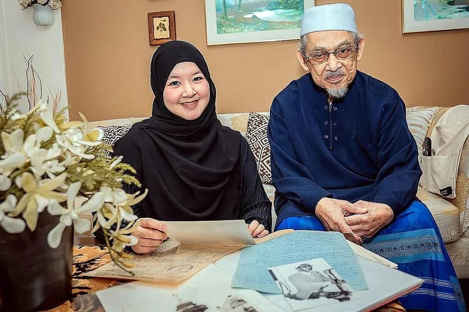 AMBIL PENGAJARAN: Wan Nadia bersama bapanya, Haji Mohamed Yusuf Haji Zuhri, anak ketiga Kiai Zohri, sentiasa mengambil pengajaran berguna daripada arwah datuknya, Allahyarham Kiai Ahmad Zohri Mutamim - Foto BH oleh NUR DIYANA TAHA
