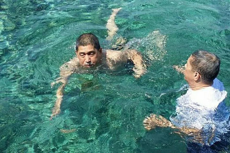 SEGARKAN TUBUH: Berenang di lautan Celebes dekat Bunaken.