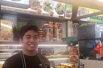 TIDAK TERLALU MAHAL: Pemilik gerai Encik Mohamad Afiq Mohammed Anuar menunjukkan hidangan paling mahal di gerainya iaitu nasi sambal goreng daging kambing lengkap yang hanya dijual pada harga $5 sahaja.