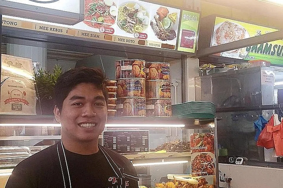 TIDAK TERLALU MAHAL: Pemilik gerai Encik Mohamad Afiq Mohammed Anuar menunjukkan hidangan paling mahal di gerainya iaitu nasi sambal goreng daging kambing lengkap yang hanya dijual pada harga $5 sahaja.