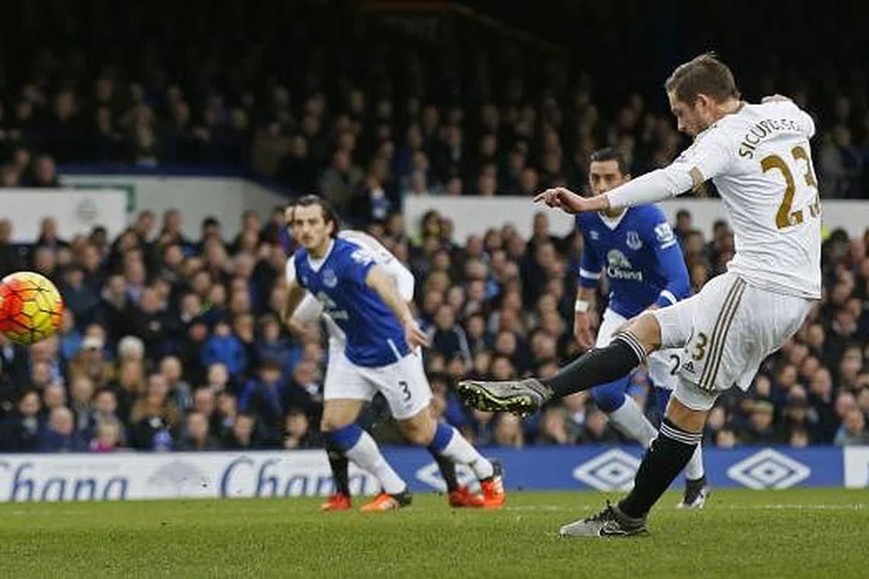 Gylfi Sigurdsson menjaringkan gol pertama melalui tendangan penalti bagi Swansea, yang menikmati kemenangan sulung, 2-1, ke atas Everton dalam EPL, di Goodison Park pada Ahad, 24 Januari. Gambar REUTERS 