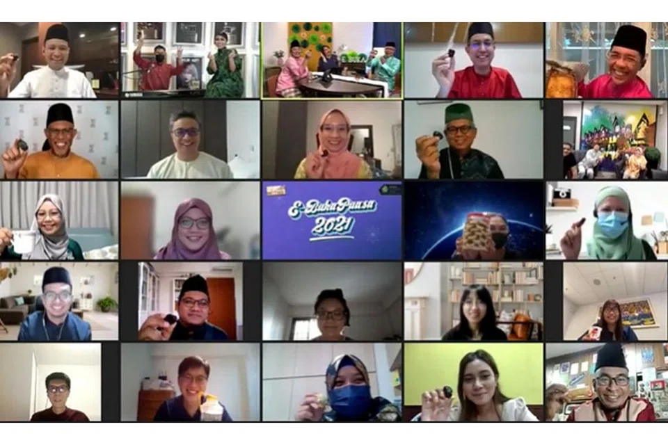 BUKA PUASA: Lebih 70 tetamu berbilang bangsa dan agama, termasuk Encik Masagos, Dr Maliki, Dr Faishal dan Encik Fahmi, berbuka puasa dalam alam maya bersama semasa acara e-buka puasa anjuran Wisma Geylang Serai semalam. Encik Shanmugam mengucapkan selamat hari raya kepada umat Islam yang akan menyambut hari mulia itu tidak lama lagi dan mengingatkan orang ramai agar meraikan Hari Raya dengan selamat. - Foto WSG