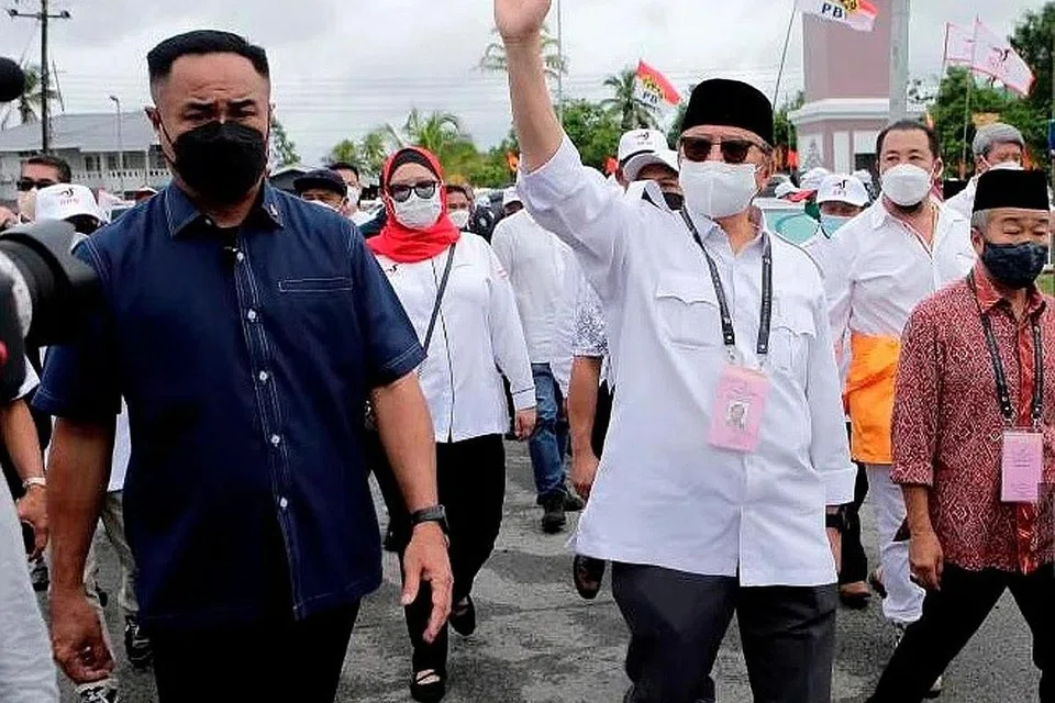 LAMBAIAN MESRA: Ketua Menteri Sarawak merangkap Pengerusi Gabungan Parti Sarawak (GPS), Tan Sri Abang Johari Abang Openg mengangkat tangan kepada penyokong selepas menyerahkan borang penamaan calon di Pusat Penamaan Calon DUN N.26 Gedong di Dewan Masyarakat Gedong, Kampung Gedong, Sarawak. - Foto BHM