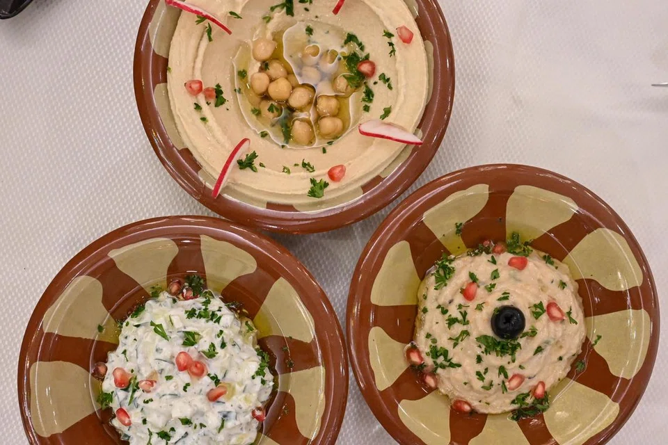 ‘Mezze Platter’ yang mengandungi (mengikut putaran jam) ‘hummus’, ‘baba ghanoush’ dan ‘Cucumber Yogurt Salad’, iaitu salad timun dengan yogurt. 
