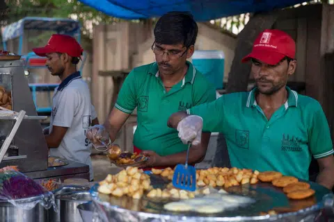 WARNA-WARNI SAJIAN DELHI: Makanan jalanan di Delhi beraneka macam seperti chaat (snek utara India). Pemilik gerai makanan jalanan Mangla Chaat Wale,  ialah Encik Dalchand Kashyap (tengah).