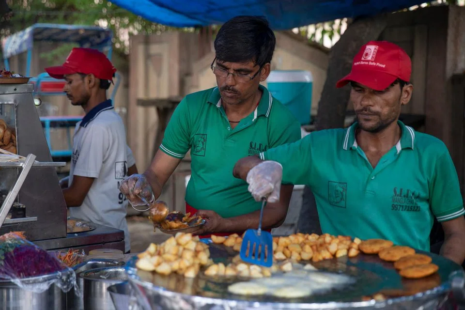 WARNA-WARNI SAJIAN DELHI: Makanan jalanan di Delhi beraneka macam seperti chaat (snek utara India). Pemilik gerai makanan jalanan Mangla Chaat Wale,  ialah Encik Dalchand Kashyap (tengah).