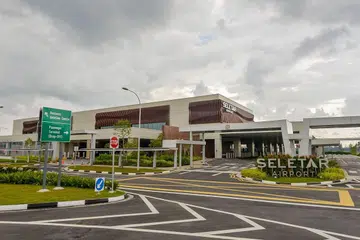 MULA BEROPERASI: Lapangan Terbang Seletar mula beroperasi di terminal penumpang barunya semalam. Terminal baru itu merangkumi satu seksyen bagi penerbangan komersial yang telah dijadualkan dan satu lagi bagi penerbangan perniagaan yang melibatkan penumpang yang menaiki penerbangan perniagaan yang ditempah khas serta jet peribadi. - Foto FACEBOOK SELETAR AIRPORT