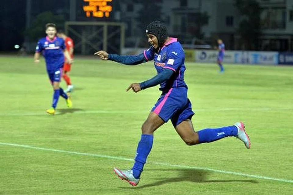 SUNTIKAN SOKONGAN: Lebih ramai penyokong dijangka menonton aksi Fazrul Nawaz (depan), penjaring gol terbanyak setempat Liga-S 2015, musim ini. Kini beliau berpindah daripada Warriors kepada Tampines Rovers. - Foto fail THE NEW PAPER