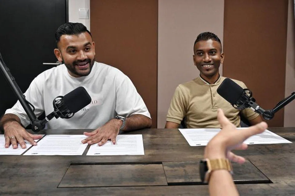 ISU HANGAT: Bekas pemain antarabangsa Singapura Faritz Hameed (kiri), dan Syed Faris Syed Kassim, anggota kumpulan penyokong bola sepak Singapura SingaBrigade, diundang sebagai tetamu bagi rakaman podcast sukan Berita Harian/Berita Minggu, #NoTapis Extra Time, baru-baru ini, yang membincangkan tentang 10 usulan daripada reviu Sukan SEA 2023.