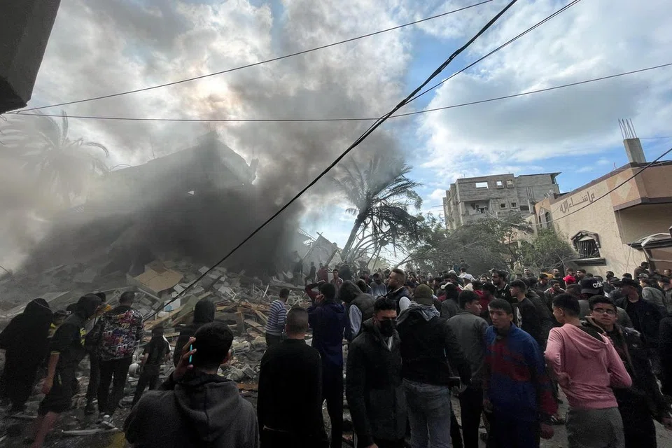 POPULARITI HAMAS MENINGKAT: Penduduk Palestin berkumpul untuk meninjau tapak serangan Israel ke atas sebuah rumah, di tengah-tengah konflik berterusan antara Israel dan kumpulan Islam Palestin Hamas, di Rafah di selatan Semenanjung Gaza pada 14 Disember 2023.