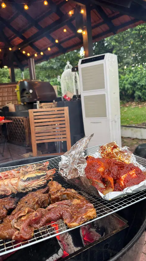 Ikan, udang dan daging dimasak di tempat barbeku.