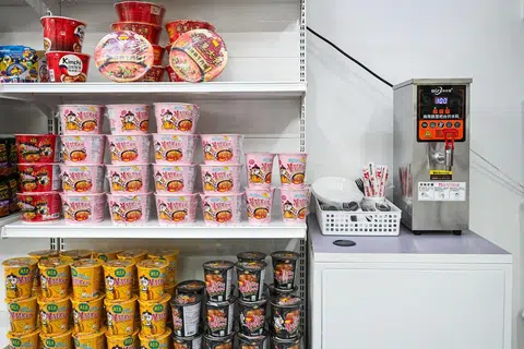 Selain membeli barangan harian, pelanggan boleh bersantai sambil menikmati mi segera dalam cawan di Maggie Kedai Runcit.