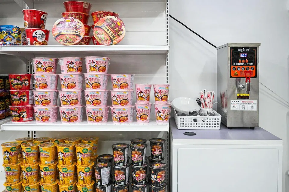 Selain membeli barangan harian, pelanggan boleh bersantai sambil menikmati mi segera dalam cawan di Maggie Kedai Runcit.