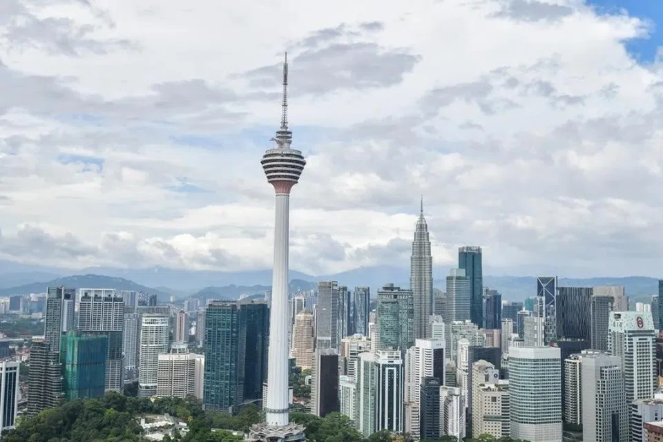 Menara Kuala Lumpur setinggi 421 meter antara mercu tanda pencakar langit pertama di Malaysia yang dibina semasa pentadbiran Tun Dr Mahathir Mohamad sebagai Perdana Menteri Malaysia keempat. 