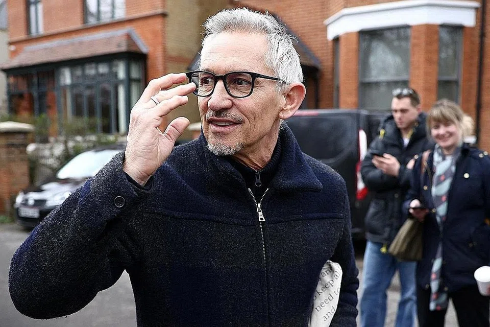 KEMBALI BERTUGAS: Bekas bintang England yang kini pengulas bola sepak, Gary Lineker, mendapat tumpuan selepas mengkritik dasar terbaru Britain ke atas pelarian yang mohon suaka di negara itu di akaun Twitternya. - Foto REUTERS