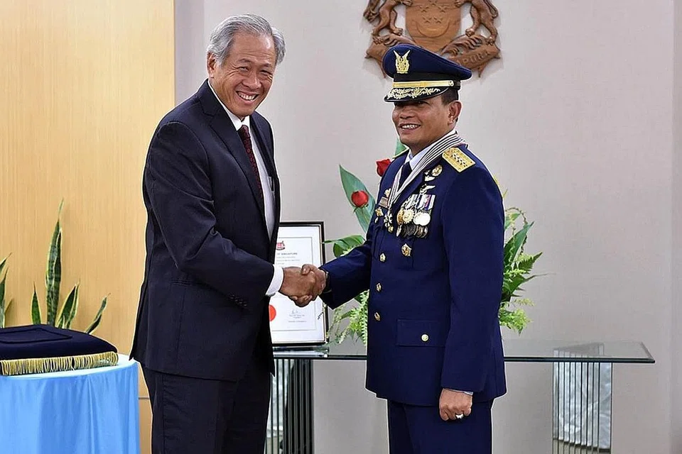 IKTIRAF SUMBANGAN: Dr Ng berjabat tangan dengan ACM Agus semasa bertemu semalam. - Foto MINDEF