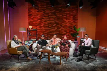 (Dari kanan) Pengerusi Jawatankuasa Jalur Budaya Geylang Serai (GSCB), Dr Mohamad Maliki Osman; Pengasas Sri Warisan, Cik Som Said; Pengasas The Intan Peranakan Museum, Encik Alvin Yapp; Pengerusi Kelana Purba, Encik Hydil Kwok; dan penerbit podcast dan hos NoTapis, Cik Natasha Mustafa, membincangkan bagaimana kerja naik taraf dapat memenuhi keperluan masyarakat.