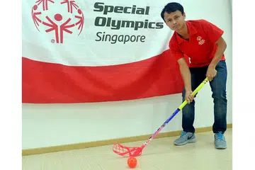 BERKORBAN DEMI SUKAN: Encik Muhammad Ramadhan Selamat sanggup bertugas malam enam kali seminggu di pasar raya NTUC FairPrice kerana ingin mengetepikan waktu siang untuk menjalani latihan floorball. - Foto KHALID BABA