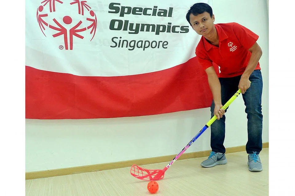 BERKORBAN DEMI SUKAN: Encik Muhammad Ramadhan Selamat sanggup bertugas malam enam kali seminggu di pasar raya NTUC FairPrice kerana ingin mengetepikan waktu siang untuk menjalani latihan floorball. - Foto KHALID BABA