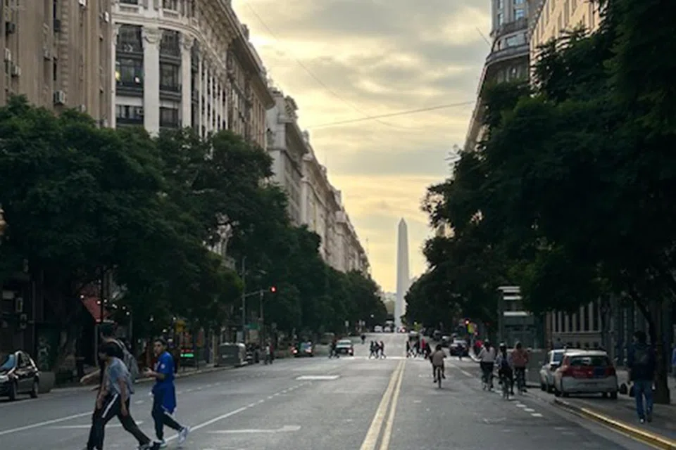 TERKENANG PARIS: Kalau anda ke Buenos Aires, anda akan terasa suasana persis Paris, Perancis dek susunan jalan dan bentuk bangunannya.