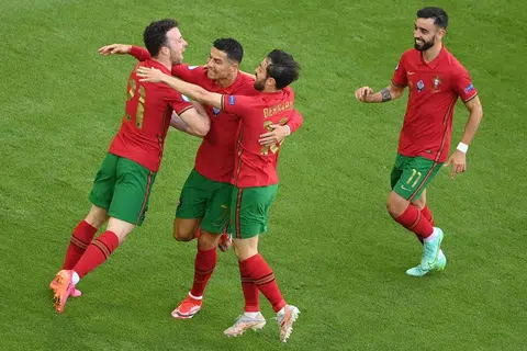 Penyerang Portugal Cristiano Ronaldo (dua dari kiri), meraikan jaringan gol pertama bersama Diogo Jota (kiri), pemain tengah Bernardo Silva (dua dari kanan) dan Bruno Fernandes (kanan). Perlawanan terakhir Diogo adalah bersama Portugal, dan beliau membantu pasukan itu memenangi Liga Negara-Negara Uefa.