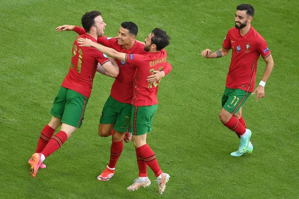 Penyerang Portugal Cristiano Ronaldo (dua dari kiri), meraikan jaringan gol pertama bersama Diogo Jota (kiri), pemain tengah Bernardo Silva (dua dari kanan) dan Bruno Fernandes (kanan). Perlawanan terakhir Diogo adalah bersama Portugal, dan beliau membantu pasukan itu memenangi Liga Negara-Negara Uefa.