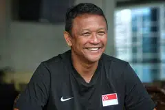 DISATUKAN SEMULA: Fandi (gambar atas) pernah menyarung jersi pasukan Pahang pada 1991 dan 1992, malah menjulang Piala Malaysia pada musim keduanya di Kuantan, bersama-sama Dollah (gambar atas, kanan, dilihat mengendalikan latihan pasukan). - Foto fail, FACEBOOK SRI PAHANG FC