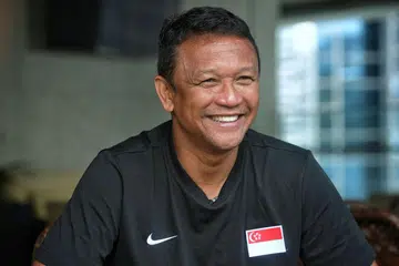 DISATUKAN SEMULA: Fandi (gambar atas) pernah menyarung jersi pasukan Pahang pada 1991 dan 1992, malah menjulang Piala Malaysia pada musim keduanya di Kuantan, bersama-sama Dollah (gambar atas, kanan, dilihat mengendalikan latihan pasukan). - Foto fail, FACEBOOK SRI PAHANG FC