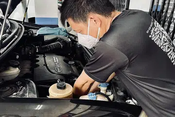 PELANGGAN MENINGKAT: Pengalaman yang ditimba di Singapura lebih 10 tahun memberi Encik Adex Chia kebolehan melakukan semua kerja di bengkel kereta miliknya di Taman Bukit Indah, Johor. - Foto BH oleh HANS ASHRIE DAUD
