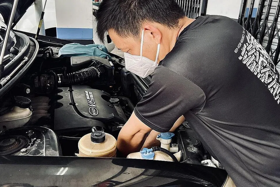 PELANGGAN MENINGKAT: Pengalaman yang ditimba di Singapura lebih 10 tahun memberi Encik Adex Chia kebolehan melakukan semua kerja di bengkel kereta miliknya di Taman Bukit Indah, Johor. - Foto BH oleh HANS ASHRIE DAUD