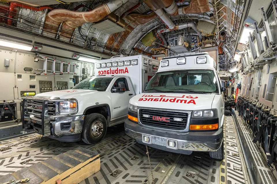 BANTUAN KEMANUSIAAN: Gambar edaran yang dikeluarkan oleh Agensi Berita Kuwait (KUNA) pada 29 Oktober 2023 menunjukkan bantuan kemanusiaan dan peralatan menuju ke Semenanjung Gaza melalui lintasan sempadan Rafah di utara Mesir, dimuatkan ke dalam pesawat tentera di Lapangan Terbang Antarabangsa Kuwait City, di tengah-tengah pertempuran berterusan antara Israel dan kumpulan Hamas Palestin.