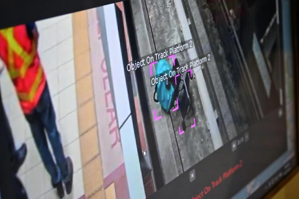 Skrin monitor mengenal pasti penceroboh atau objek asing di trek LRT. Apabila ia dikesan, kakitangan di pusat kawalan operasi boleh menekan butang kecemasan untuk mematikan kuasa daya penarik bagi menghentikan bekalan elektrik dan menyebabkan kereta api berhenti di laluan bulatan yang ditetapkan sementara siasatan dijalankan.
