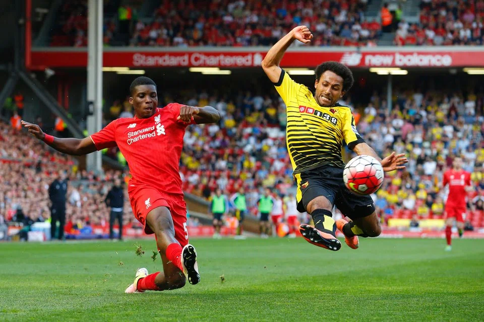 PERSEMBAHAN PROFESIONAL: Pemain Liverpool Oluwaseyi Ojo (kiri) bersaing dengan pemain Watford Ikechi Anyaafter dalam perlawanan hujung minggu lalu. - Foto AFP