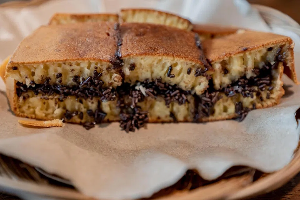 Martabak manis keju bersama coklat. 