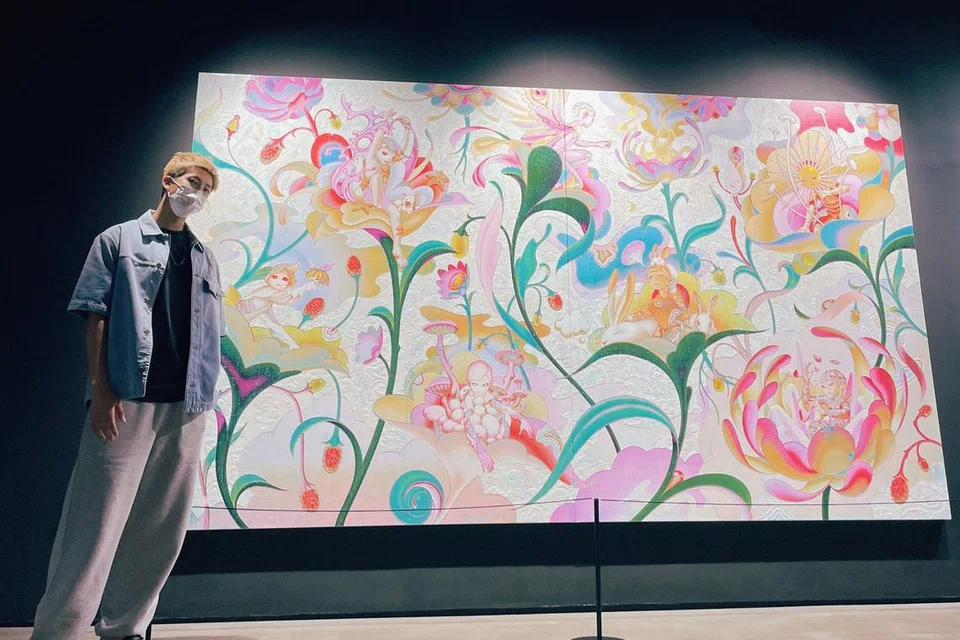 BERGAMBAR BERSAMA: Ketua kumpulan ‘boy band’ Korea, BTS, Rap Monster (RM), telah bergambar bersama lukisan berskala besar oleh James Jean dan mengongsinya di aplikasi X. Lukisan tersebut dapat dilihat di pamerannya di Singapura.  