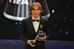 RAMPAS TAKHTA: Bintang midfield Croatia dan Real Madrid, Luka Modric, menamatkan penguasaan sedekad Cristiano Ronaldo dan Lionel Messi sebagai pemenang Pemain Terbaik Dunia Fifa setelah merampas takhta itu dari mereka tahun ini. - Foto EPA