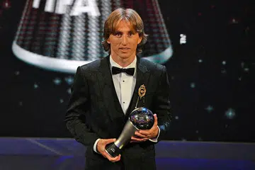 RAMPAS TAKHTA: Bintang midfield Croatia dan Real Madrid, Luka Modric, menamatkan penguasaan sedekad Cristiano Ronaldo dan Lionel Messi sebagai pemenang Pemain Terbaik Dunia Fifa setelah merampas takhta itu dari mereka tahun ini. - Foto EPA