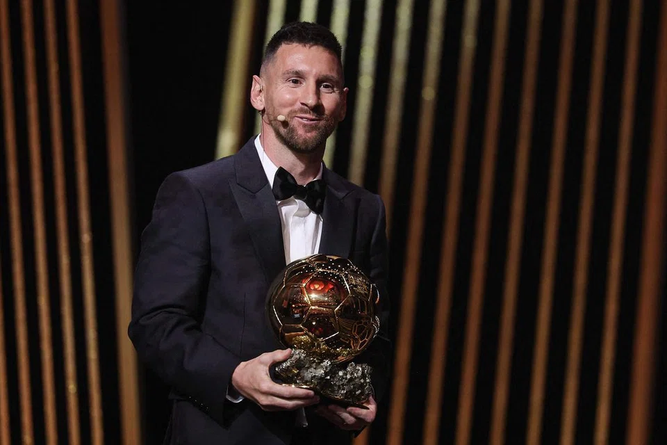 PEMAIN TERBAIK DUNIA: Bintang bola sepak, Lionel Messi, memenangi Ballon d’Or kelapan beliau selepas memimpin Argentina memenangi Piala Dunia di Qatar. Beliau merupakan individu yang mempunyai Ballon d’Or terbanyak dan dianggap sebagai pemain terbaik dunia.