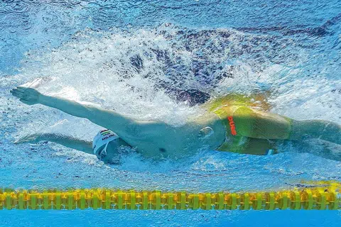 BUKTIKAN KEMAMPUAN: Kristof Milak dari Hungary memecahkan rekod dunia 200 meter kuak kupu-kupu yang pernah dipegang Michael Phelps selama 10 tahun. - Foto EPA-EFE